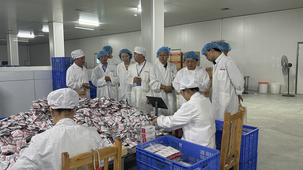 海外华侨华人专业人士参观考察广西壮族自治区花红药业集团股份公司.jpg
