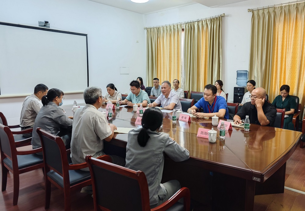 图为调研组在柳州台泥新型建材有限公司座谈交流.jpg