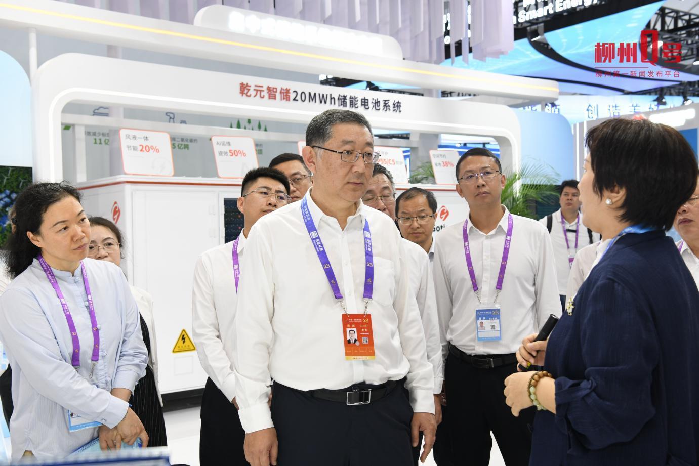 在柳州国轩展位参观指导。