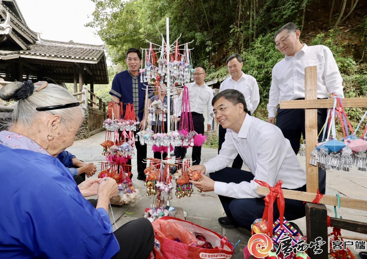 9月9日至11日,自治区党委书记、自治区人大常委会主任陈刚深入柳州市调研。这是在三江侗族自治县林溪镇平岩村,陈刚走进村寨街巷,与当地群众亲切交谈。广西云-广西日报记者 黄克 摄