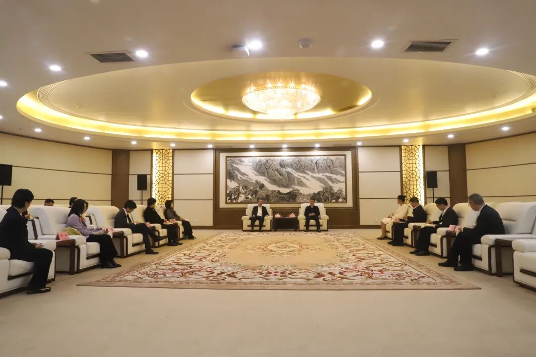 谭丕创会见香港中华总商会会长蔡冠深